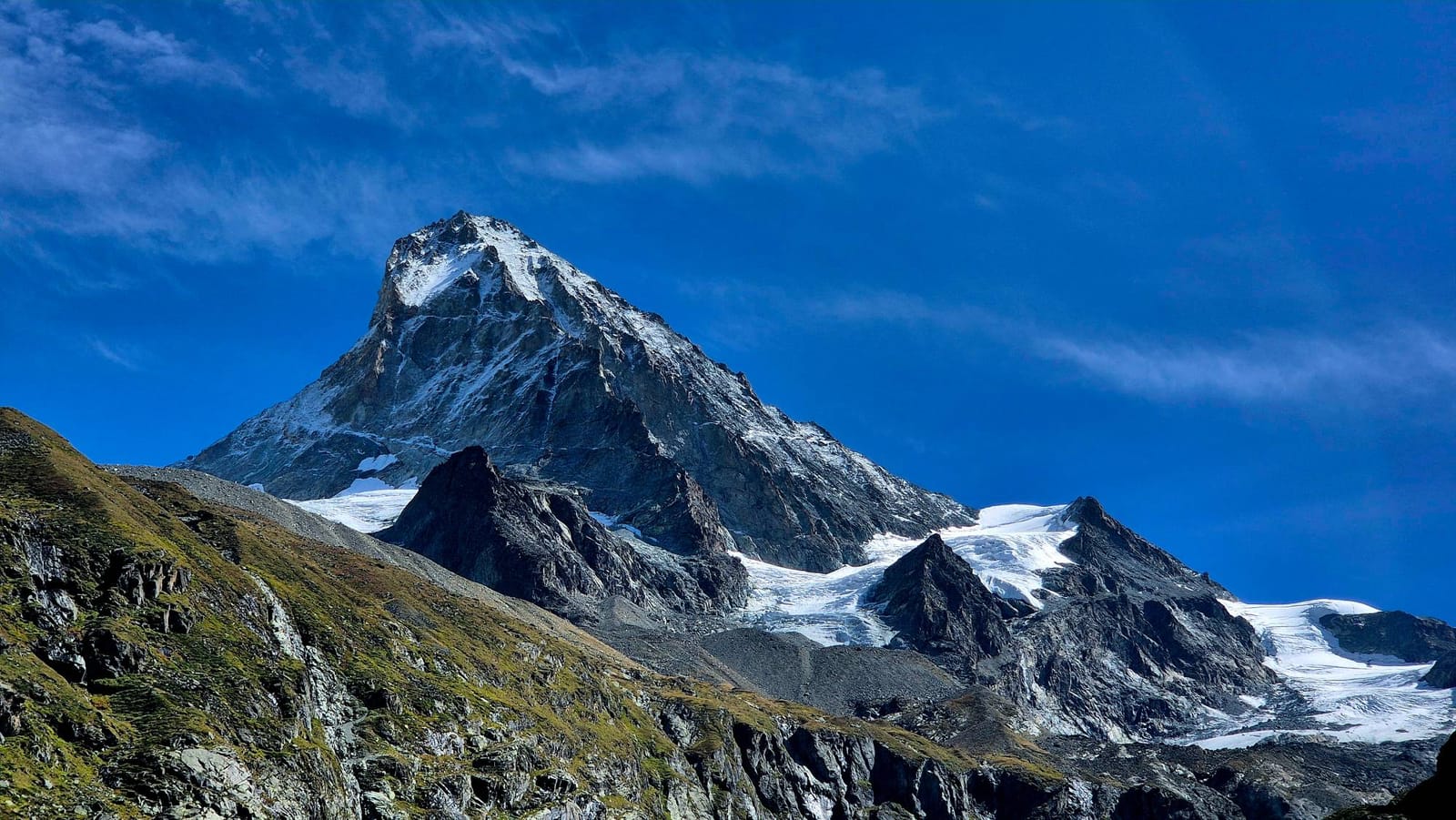 La Dent Blanche et ses glaciers, dans le val d'Hérens, sous un ciel bleu