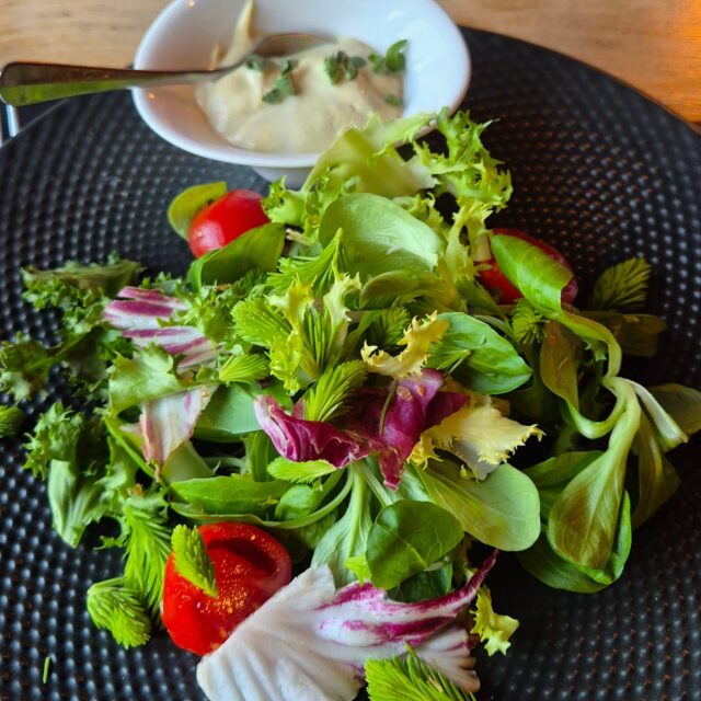Une expérience incroyablement "nature" au restaurant Clair de Lune dans les Mayens de Conthey. 🌿🪻 @clairlune

Une salade verte aux bourgeons de sapin, feuilleté aux asperges, filet de bœuf au romarin, pommes de terre aux orties, carré de veau aux bourgeons de sapin. Et une tarte au citron revisitée.