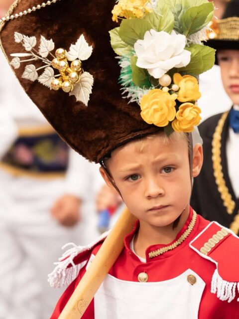 La Fête-Dieu à Savièse

📸 Très bel album de @regards_de_trail

Aujourd’hui, c’est le village d’Ormône-Roumaz qui a accueilli la Fête-Dieu à Savièse.

Plus de 630 personnes ont défilé dans les rues : costumes traditionnels, grenadiers, gardes du pape, soldats, fanfares, enfants et générations réunies autour d’une coutume bien vivante.

Au-delà de la dimension religieuse, c’est aussi un moment fort du patrimoine saviésan et valaisan.

Tu as déjà vécu une Fête-Dieu à Savièse ? 👀

#Savièse #FêteDieu #Valais #TraditionsValaisannes #ValaisCommunity