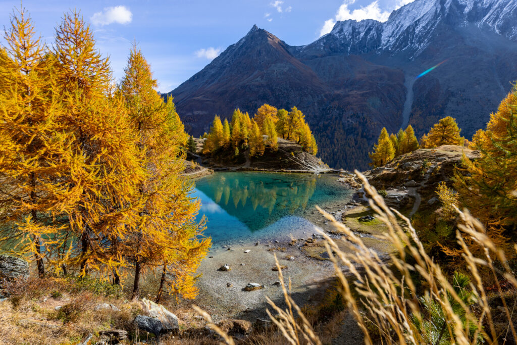 Lac Bleu d’Arolla en Valais avec eau turquoise et mélèzes en automne