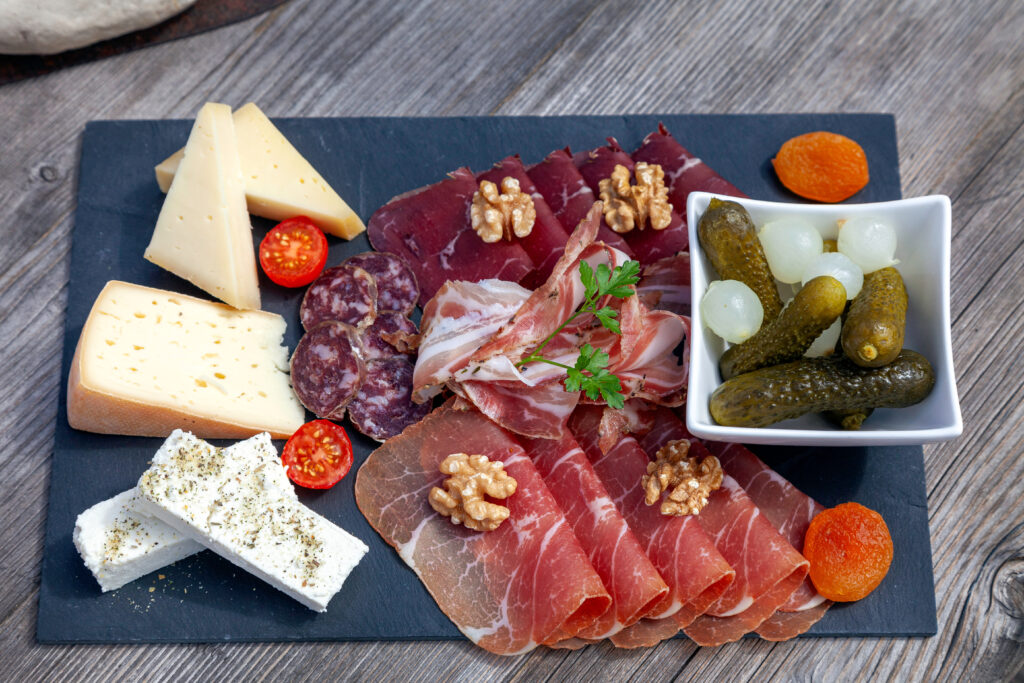 Assiette valaisanne avec viande séchée, fromages, saucisson et garnitures