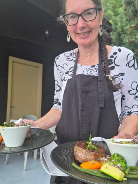 Un petit coin de paradis où l'on redécouvre les vraies saveurs de la nature. C'est unique, c'est authentique, et c'est niché au cœur des Mayens de #Conthey, au Restaurant @clairlune.

Chaque assiette raconte une histoire :
- Espuma de carottes au gingembre
- Salade de rampons
- Rouleau de sérac de l'Alpage de Flore
- Filet de bœuf, sauce au romarin
- Côte de veau, sauce framboise et orange

Le tout accompagné de superbes vins de la région :
- Petite Arvine, Cave de la Colombe
- Pinot Noir, Cave de la Madeleine @cavemadeleine

Un immense merci à Annette pour son accueil si chaleureux et pour avoir pris le temps de nous partager les petits secrets de chaque plat mijoté par son frère.

Si vous passez par là, dites-lui que vous venez de notre communauté, elle vous racontera les anecdotes du coin !